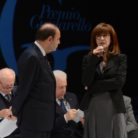 Foto Nicoloro G.  01/12/2013  Ravenna   Quarantaduesima edizione del " Premio Guidarello per il Giornalismo d' Autore "  organizzato dalla Confindustria Ravenna. nella foto la professoressa Serena Simoni, vincitrice del premio per la sezione Studi e Ricerche, e Bruno Vespa.