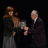 Foto Nicoloro G.  01/12/2013  Ravenna   Quarantaduesima edizione del " Premio Guidarello per il Giornalismo d' Autore "  organizzato dalla Confindustria Ravenna. nella foto la professoressa Serena Simoni, vincitrice del premio per la sezione Studi e Ricerche, premiata dal presidente della Fondazione Cassa di Risparmio di Ravenna Lanfranco Gualtieri.