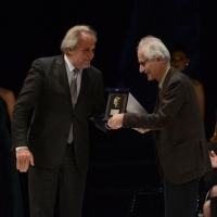 Foto Nicoloro G.  01/12/2013  Ravenna   Quarantaduesima edizione del " Premio Guidarello per il Giornalismo d' Autore "  organizzato dalla Confindustria Ravenna. nella foto il filologo Luciano Canfore, vincitore del premio per la sezione Cultura, premiato dal presidente della Banca Popolare dell' Emilia-Romagna Giorgio Barbolini.