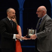 Foto Nicoloro G.  01/12/2013  Ravenna   Quarantaduesima edizione del " Premio Guidarello per il Giornalismo d' Autore "  organizzato dalla Confindustria Ravenna. nella foto il giornalista Paolo Rumiz riceve il premio per la sezione Turismo/ società dalle mani del direttore generale di Mirabilandia Riccardo Capo.