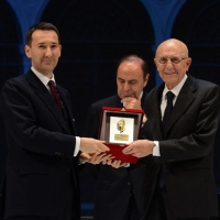 Foto Nicoloro G.  01/12/2013  Ravenna   Quarantaduesima edizione del " Premio Guidarello per il Giornalismo d' Autore "  organizzato dalla Confindustria Ravenna. nella foto il giudice Sabino Cassese mentre riceve il premio Guidarello ad honorem dalle mani del presidente Confindustria Ravenna Guido Ottolenghi.