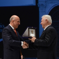 Foto Nicoloro G.  01/12/2013  Ravenna   Quarantaduesima edizione del " Premio Guidarello per il Giornalismo d' Autore "  organizzato dalla Confindustria Ravenna. nella foto a sinistra il generale Mario Arpino mentre riceve il premio per la sezione Nazionale/societÃ  dalle mani del presidente dell' ABI Antonio Patuelli.