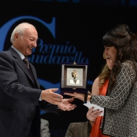 Foto Nicoloro G.  01/12/2013  Ravenna   Quarantaduesima edizione del " Premio Guidarello per il Giornalismo d' Autore "  organizzato dalla Confindustria Ravenna. nella foto il giornalista Piero Angela mentre riceve il premio televisione alla carriera dalle mani dell' assessore Ouidad Bakkali.