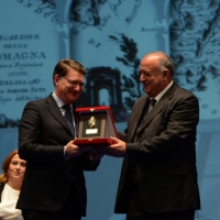 Foto Nicoloro G.  30/11/2014   Ravenna    43° edizione del " Premio Guidarello per il Giornalismo d' Autore ". nella foto il giornalista Enrico Gatta, a destra, premiato per la sezione Giornalismo Romagna dallo storico e saggista Roberto Balzani.