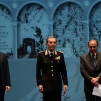 Foto Nicoloro G.  30/11/2014   Ravenna    43° edizione del " Premio Guidarello per il Giornalismo d' Autore ". nella foto il generale Comandante dell' Arma dei Carabinieri Leonardo Gallitelli riceve il Premio Guidarello ad honorem dal presidente di Confindustria Ravenna Guido Ottolenghi.