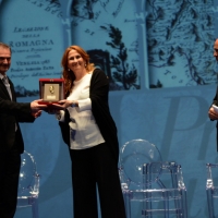 Foto Nicoloro G.  30/11/2014   Ravenna    43° edizione del " Premio Guidarello per il Giornalismo d' Autore ". nella foto la giornalista direttrice di RaiNews 24 Monica Maggioni riceve il Premio Guidarello per la sezione Radio/Televisione dal presidente della Provincia Claudio Casadio.