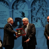 Foto Nicoloro G.  30/11/2014   Ravenna    43° edizione del " Premio Guidarello per il Giornalismo d' Autore ". nella foto il giornalista e senatore Sergio Zavoli riceve il Premio Guidarello alla carriera dal presidente della Fondazione Cassa di Risparmio di Ravenna Lanfranco Gualtieri.