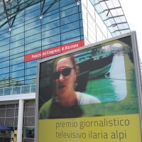 Foto Nicoloro G. 15/06/2011 Riccione (RN) Inaugurata la diciassettesima edizione del \" Premio Ilaria Alpi per il giornalismo televisivo \" dal titolo \" Esserci per la verita\' \" con tre eventi : la presentazione di un libro in memoria del padre della giornalista uccisa in Somalia, una mostra fotografica sulla Somalia e l\' installazione \" L\' opera al nero \". nella foto Il manifesto dell\' evento