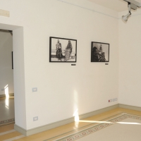 Foto Nicoloro G. 15/06/2011 Riccione (RN) Inaugurata la diciassettesima edizione del \" Premio Ilaria Alpi per il giornalismo televisivo \" dal titolo \" Esserci per la verita\' \" con tre eventi : la presentazione di un libro in memoria del padre della giornalista uccisa in Somalia, una mostra fotografica sulla Somalia e l\' installazione \" L\' opera al nero \". nella foto Una sala della mostra fotografica sulla Somalia