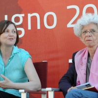 Foto Nicoloro G. 15/06/2011 Riccione (RN) Inaugurata la diciassettesima edizione del " Premio Ilaria Alpi per il giornalismo televisivo " dal titolo " Esserci per la verita' " con tre eventi : la presentazione di un libro in memoria del padre della giornalista uccisa in Somalia, una mostra fotografica sulla Somalia e l' installazione " L' opera al nero ". nella foto Alma Carrara – Mariangela Gritta Grainer