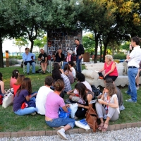 Foto Nicoloro G. 15/06/2011 Riccione (RN) Inaugurata la diciassettesima edizione del " Premio Ilaria Alpi per il giornalismo televisivo " dal titolo " Esserci per la verita' " con tre eventi : la presentazione di un libro in memoria del padre della giornalista uccisa in Somalia, una mostra fotografica sulla Somalia e l' installazione " L' opera al nero ". nella foto Incontro dei giornalisti con i giovani