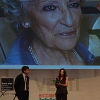 Foto Nicoloro G. 06/09/2014  Riccione ( Rimini )  Serata conclusiva con premiazioni della ventesima edizione del " Premio giornalistico televisivo Ilaria Alpi " a venti anni dall' uccisione della giornalista di Rai 3 e del suo cameraman avvenuta a Mogadiscio il 20 marzo 1994. nella foto  i giornalisti Giorgio Zanchini e Maria Cuffaro, che hanno condotto la serata, e sullo schermo Luciana Alpi, madre della giornalista uccisa.