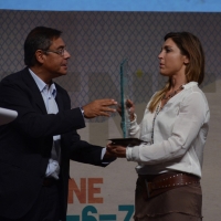 Foto Nicoloro G. 06/09/2014  Riccione ( Rimini )  Serata conclusiva con premiazioni della ventesima edizione del \" Premio giornalistico televisivo Ilaria Alpi \" a venti anni dall\' uccisione della giornalista di Rai 3 e del suo cameraman avvenuta a Mogadiscio il 20 marzo 1994. nella foto la giornalista de La7 Francesca Nava, vincitrice per la migliore inchiesta televisiva sopra i 15 minuti, premiata dal direttore di Rai 3 Andrea Vianello.