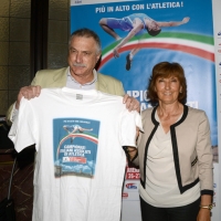 Foto Nicoloro G. 27/06/2013 Milano Presentazione dei Campionati Italiani Assoluti di Atletica che si terranno all' Arena Civica di Milano il 26-27-28 Luglio 2013. nella foto Marcello Fiasconaro  con la maglietta dell'evento e Chiara Bisconti  