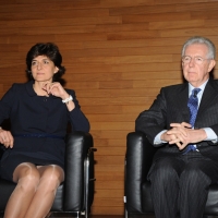Foto Nicoloro G. 17/11/2012 Milano Nell’ ambito dell’ evento BookCity anche il presidente del Consiglio ha partecipato presentando in Università Bocconi due libri. Durante lo svolgimento della presentazione un centinaio di giovani dei centri sociali hanno manifestato contro l’ austerity ingaggiando tafferugli con le forze dell’ ordine che hanno blindato l’ Ateneo. nella foto Sylvie Goulard – Mario Monti