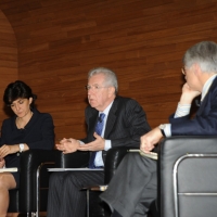 Foto Nicoloro G. 17/11/2012 Milano Nell’ ambito dell’ evento BookCity anche il presidente del Consiglio ha partecipato presentando in Università Bocconi due libri. Durante lo svolgimento della presentazione un centinaio di giovani dei centri sociali hanno manifestato contro l’ austerity ingaggiando tafferugli con le forze dell’ ordine che hanno blindato l’ Ateneo. nella foto Sylvie Goulard – Mario Monti – Ferruccio de Bortoli