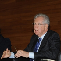 Foto Nicoloro G. 17/11/2012 Milano Nell’ ambito dell’ evento BookCity anche il presidente del Consiglio ha partecipato presentando in Università Bocconi due libri. Durante lo svolgimento della presentazione un centinaio di giovani dei centri sociali hanno manifestato contro l’ austerity ingaggiando tafferugli con le forze dell’ ordine che hanno blindato l’ Ateneo. nella foto Mario Monti