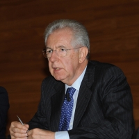 Foto Nicoloro G. 17/11/2012 Milano Nell’ ambito dell’ evento BookCity anche il presidente del Consiglio ha partecipato presentando in Università Bocconi due libri. Durante lo svolgimento della presentazione un centinaio di giovani dei centri sociali hanno manifestato contro l’ austerity ingaggiando tafferugli con le forze dell’ ordine che hanno blindato l’ Ateneo. nella foto Mario Monti