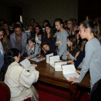 Foto Nicoloro G.    05/10/2014   Ravenna  Presentazione del libro \" Passo dopo passo. La mia Storia \". nella foto l\' autrice, l\' etoile Carla Fracci, mentre firma copie del libro alle numerose giovani fans intervenute all\' incontro.