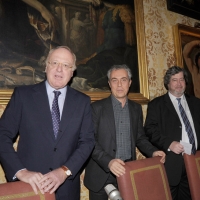 Foto Nicoloro G. 25/11/2011 Milano Direttamente dal museo del Louvre in mostra a palazzo Marino il ” San Giuseppe falegname ” e ” L’ Adorazione dei pastori ” due delle piu’ famose opere del’ artista francese Georges de La Tour, il ” Caravaggio francese “. L’ iniziativa e’ organizzata dall’ ENI con la collaborazione del Comune di Milano. nella foto Paolo Scaroni – Stefano Boeri – Vincent Pomarede