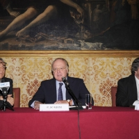 Foto Nicoloro G. 25/11/2011 Milano Direttamente dal museo del Louvre in mostra a palazzo Marino il ” San Giuseppe falegname ” e ” L’ Adorazione dei pastori ” due delle piu’ famose opere del’ artista francese Georges de La Tour, il ” Caravaggio francese “. L’ iniziativa e’ organizzata dall’ ENI con la collaborazione del Comune di Milano. nella foto Stefano Boeri – Paolo Scaroni – Vincent Pomarede