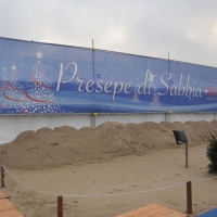 Foto Nicoloro G. 23/12/2010 Marina di Ravenna (RA) Tradizionale presepe di sabbia realizzato da quattro artisti stranieri, russo – spagnolo – giapponese – sloveno, sotto un tendone vicino al mare di Marina di Ravenna. nella foto L'esterno del tendone che ospita il presepe di sabbia