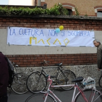 Foto Nicoloro G. 15/05/2012 Milano Dopo lo sgombero di questa mattina da parte delle forze dell’ ordine della torre Galfa, occupata da diversi giorni da un collettivo di ” lavoratori dell’ arte “, gli occupanti hanno dato vita ad un presidio sulla strada sottostante il grattacielo. Centinaia i simpatizzanti che hanno partecipato all’ iniziativa che ha visto anche l’ adesione di personaggi della cultura e dell’ arte e tra tutti Dario Fo. nella foto Uno striscione