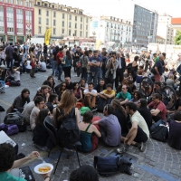 Foto Nicoloro G. 15/05/2012 Milano Dopo lo sgombero di questa mattina da parte delle forze dell’ ordine della torre Galfa, occupata da diversi giorni da un collettivo di ” lavoratori dell’ arte “, gli occupanti hanno dato vita ad un presidio sulla strada sottostante il grattacielo. Centinaia i simpatizzanti che hanno partecipato all’ iniziativa che ha visto anche l’ adesione di personaggi della cultura e dell’ arte e tra tutti Dario Fo. nella foto Partecipanti al presidio