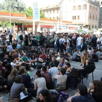 Foto Nicoloro G. 15/05/2012 Milano Dopo lo sgombero di questa mattina da parte delle forze dell’ ordine della torre Galfa, occupata da diversi giorni da un collettivo di ” lavoratori dell’ arte “, gli occupanti hanno dato vita ad un presidio sulla strada sottostante il grattacielo. Centinaia i simpatizzanti che hanno partecipato all’ iniziativa che ha visto anche l’ adesione di personaggi della cultura e dell’ arte e tra tutti Dario Fo. nella foto Partecipanti al presidio