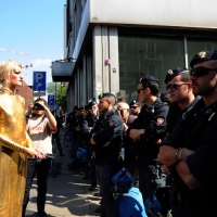 Foto Nicoloro G. 15/05/2012 Milano Dopo lo sgombero di questa mattina da parte delle forze dell’ ordine della torre Galfa, occupata da diversi giorni da un collettivo di ” lavoratori dell’ arte “, gli occupanti hanno dato vita ad un presidio sulla strada sottostante il grattacielo. Centinaia i simpatizzanti che hanno partecipato all’ iniziativa che ha visto anche l’ adesione di personaggi della cultura e dell’ arte e tra tutti Dario Fo. nella foto Un lavoratore dell'arte fronteggia le forze dell'ordine
