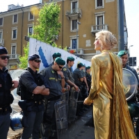 Foto Nicoloro G. 15/05/2012 Milano Dopo lo sgombero di questa mattina da parte delle forze dell’ ordine della torre Galfa, occupata da diversi giorni da un collettivo di ” lavoratori dell’ arte “, gli occupanti hanno dato vita ad un presidio sulla strada sottostante il grattacielo. Centinaia i simpatizzanti che hanno partecipato all’ iniziativa che ha visto anche l’ adesione di personaggi della cultura e dell’ arte e tra tutti Dario Fo. nella foto Un lavoratore dell'arte fronteggia le forze dell'ordine