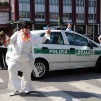 Foto Nicoloro G. 15/05/2012 Milano Dopo lo sgombero di questa mattina da parte delle forze dell’ ordine della torre Galfa, occupata da diversi giorni da un collettivo di ” lavoratori dell’ arte “, gli occupanti hanno dato vita ad un presidio sulla strada sottostante il grattacielo. Centinaia i simpatizzanti che hanno partecipato all’ iniziativa che ha visto anche l’ adesione di personaggi della cultura e dell’ arte e tra tutti Dario Fo. nella foto Un lavoratore dell'arte come Elvis Presley