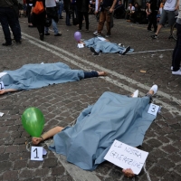 Foto Nicoloro G. 15/05/2012 Milano Dopo lo sgombero di questa mattina da parte delle forze dell’ ordine della torre Galfa, occupata da diversi giorni da un collettivo di ” lavoratori dell’ arte “, gli occupanti hanno dato vita ad un presidio sulla strada sottostante il grattacielo. Centinaia i simpatizzanti che hanno partecipato all’ iniziativa che ha visto anche l’ adesione di personaggi della cultura e dell’ arte e tra tutti Dario Fo. nella foto Una performance in atto