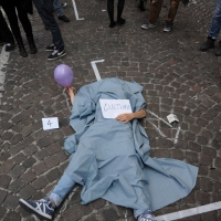 Foto Nicoloro G. 15/05/2012 Milano Dopo lo sgombero di questa mattina da parte delle forze dell’ ordine della torre Galfa, occupata da diversi giorni da un collettivo di ” lavoratori dell’ arte “, gli occupanti hanno dato vita ad un presidio sulla strada sottostante il grattacielo. Centinaia i simpatizzanti che hanno partecipato all’ iniziativa che ha visto anche l’ adesione di personaggi della cultura e dell’ arte e tra tutti Dario Fo. nella foto Una performance in atto