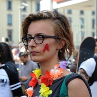 Foto Nicoloro G. 15/05/2012 Milano Dopo lo sgombero di questa mattina da parte delle forze dell’ ordine della torre Galfa, occupata da diversi giorni da un collettivo di ” lavoratori dell’ arte “, gli occupanti hanno dato vita ad un presidio sulla strada sottostante il grattacielo. Centinaia i simpatizzanti che hanno partecipato all’ iniziativa che ha visto anche l’ adesione di personaggi della cultura e dell’ arte e tra tutti Dario Fo. nella foto Una partecipante