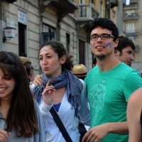 Foto Nicoloro G. 15/05/2012 Milano Dopo lo sgombero di questa mattina da parte delle forze dell’ ordine della torre Galfa, occupata da diversi giorni da un collettivo di ” lavoratori dell’ arte “, gli occupanti hanno dato vita ad un presidio sulla strada sottostante il grattacielo. Centinaia i simpatizzanti che hanno partecipato all’ iniziativa che ha visto anche l’ adesione di personaggi della cultura e dell’ arte e tra tutti Dario Fo. nella foto Alcuni partecipanti