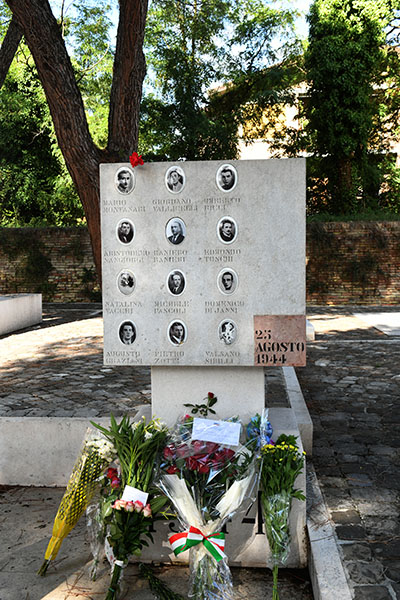 Foto Nicoloro G. 12/09/2026 Ravenna Presidio silenzioso con deposizione di un fiore come risposta al vile atto di vandalismo al monumento al Ponte dei Martiri. Molti cittadini con il sindaco e il presidente provinciale dell' ANPI nella foto il monumento vandalizzato.
