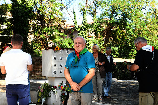Foto Nicoloro G. 12/09/2026 Ravenna Presidio silenzioso con deposizione di un fiore come risposta al vile atto di vandalismo al monumento al Ponte dei Martiri. Molti cittadini con il sindaco e il presidente provinciale dell' ANPI nella foto Renzo Savini presidente provinciale ANPI.