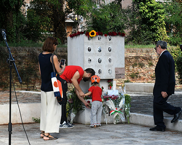 Foto Nicoloro G. 12/09/2026 Ravenna Presidio silenzioso con deposizione di un fiore come risposta al vile atto di vandalismo al monumento al Ponte dei Martiri. Molti cittadini con il sindaco e il presidente provinciale dell' ANPI nella foto tanti i cittadini che hanno deposto un fiore sotto il monumento vandalizzato.