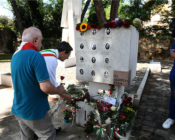 Foto Nicoloro G. 12/09/2026 Ravenna Presidio silenzioso con deposizione di un fiore come risposta al vile atto di vandalismo al monumento al Ponte dei Martiri. Molti cittadini con il sindaco e il presidente provinciale dell' ANPI nella foto il sindaco Alessandro Barattoni e il presidente provinciale ANPI Renzo Savini depongono un fiore sotto il monumento vandalizzato.