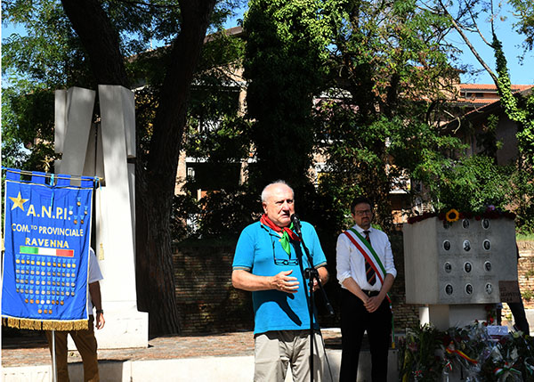 Foto Nicoloro G. 12/09/2026 Ravenna Presidio silenzioso con deposizione di un fiore come risposta al vile atto di vandalismo al monumento al Ponte dei Martiri. Molti cittadini con il sindaco e il presidente provinciale dell' ANPI nella foto Renzo Savini presidente provinciale ANPI.