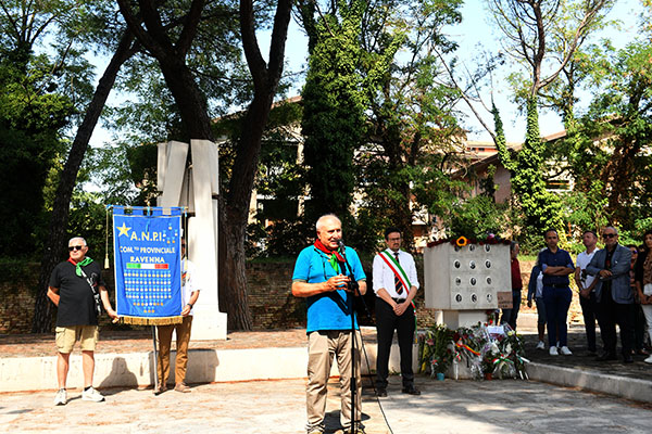 Foto Nicoloro G. 12/09/2026 Ravenna Presidio silenzioso con deposizione di un fiore come risposta al vile atto di vandalismo al monumento al Ponte dei Martiri. Molti cittadini con il sindaco e il presidente provinciale dell' ANPI nella foto Renzo Savini presidente provinciale ANPI.