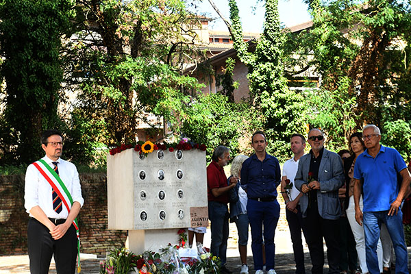 Foto Nicoloro G. 12/09/2026 Ravenna Presidio silenzioso con deposizione di un fiore come risposta al vile atto di vandalismo al monumento al Ponte dei Martiri. Molti cittadini con il sindaco e il presidente provinciale dell' ANPI nella foto il sindaco Alessandro Barattoni.