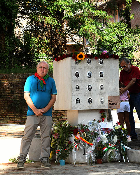 Foto Nicoloro G. 12/09/2026 Ravenna Presidio silenzioso con deposizione di un fiore come risposta al vile atto di vandalismo al monumento al Ponte dei Martiri. Molti cittadini con il sindaco e il presidente provinciale dell' ANPI nella foto