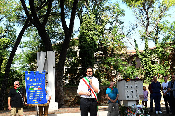 Foto Nicoloro G.   12/09/2026   Ravenna   Presidio silenzioso con deposizione di un fiore come risposta al vile atto di vandalismo al monumento al Ponte dei Martiri. Molti cittadini con il sindaco e il presidente provinciale dell' ANPI nella foto il sindaco Alessandro Barattoni.