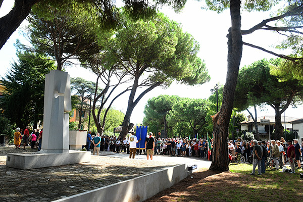 Foto Nicoloro G.   12/09/2026   Ravenna   Presidio silenzioso con deposizione di un fiore come risposta al vile atto di vandalismo al monumento al Ponte dei Martiri. Molti cittadini con il sindaco e il presidente provinciale dell' ANPI nella foto un momento del presidio davanti al monumento vandalizzato.