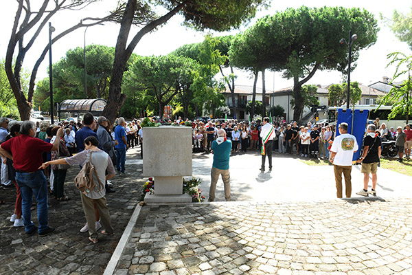 Foto Nicoloro G.   12/09/2026   Ravenna   Presidio silenzioso con deposizione di un fiore come risposta al vile atto di vandalismo al monumento al Ponte dei Martiri. Molti cittadini con il sindaco e il presidente provinciale dell' ANPI nella foto un momento del presidio davanti al monumento vandalizzato.