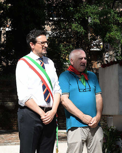 Foto Nicoloro G.   12/09/2026   Ravenna   Presidio silenzioso con deposizione di un fiore come risposta al vile atto di vandalismo al monumento al Ponte dei Martiri. Molti cittadini con il sindaco e il presidente provinciale dell' ANPI nella foto da sinistra il sindaco Alessandro Barattoni e Renzo Savini presidente provinciale ANPI.
