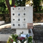 Foto Nicoloro G. 12/09/2026 Ravenna Presidio silenzioso con deposizione di un fiore come risposta al vile atto di vandalismo al monumento al Ponte dei Martiri. Molti cittadini con il sindaco e il presidente provinciale dell' ANPI nella foto il monumento vandalizzato.