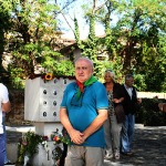 Foto Nicoloro G. 12/09/2026 Ravenna Presidio silenzioso con deposizione di un fiore come risposta al vile atto di vandalismo al monumento al Ponte dei Martiri. Molti cittadini con il sindaco e il presidente provinciale dell' ANPI nella foto Renzo Savini presidente provinciale ANPI.